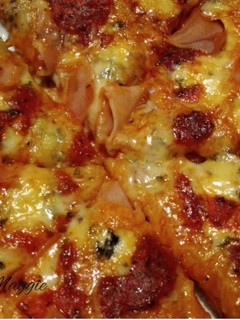 Una foto de Pizza 4 quesos