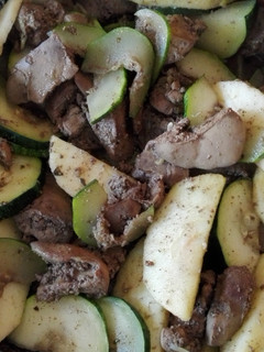 Almás-cukkinis csirkemáj recept fotója