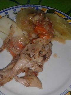 Una foto de Pollo a la sartén con verduras. Papas y batatas 😉