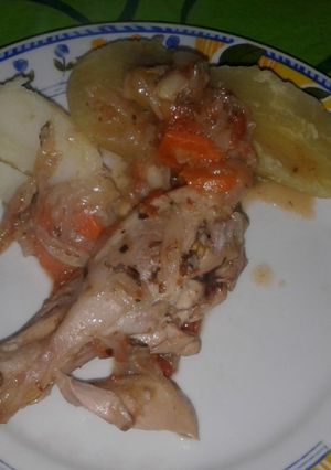 Una foto de Pollo a la sartén con verduras. Papas y batatas  😉