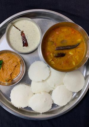A picture of Idli Sambhar.