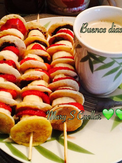 Una foto de Brochetas de hot cakes con 🍌🍓👌🏻👌🏻