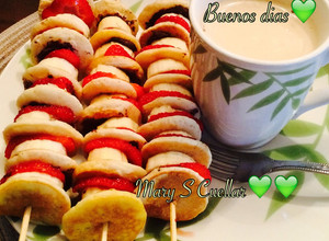 Una foto de Brochetas de hot cakes con 🍌🍓👌🏻👌🏻