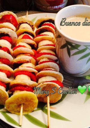 Una foto de Brochetas de hot cakes con 🍌🍓👌🏻👌🏻