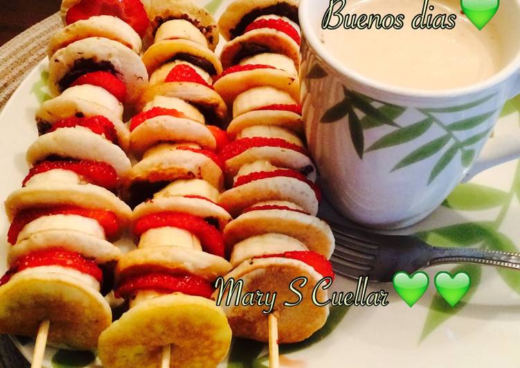 Brochetas de hot cakes con 🍌🍓👌🏻👌🏻