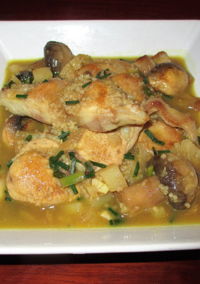Una foto de Caldereta de conejo con champiñones y patatas al curry