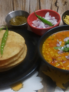 દાળ પકવાન (Dal Pakwan Recipe In Gujarati) રેસીપી મુખ્ય ફોટો