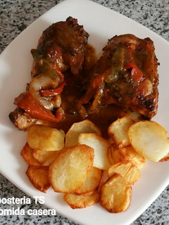 Una foto de Pollo al horno con salsa de pimientos