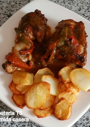 Foto principal de Pollo al horno con salsa de pimientos