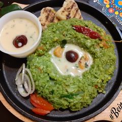 A picture of Palak Khichdi with Dabka Kadhi.