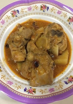 A picture of Chicken Massaman Curry.