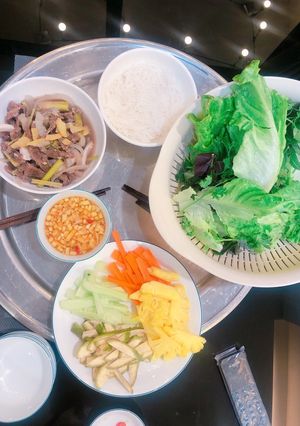 Hình của món Bò cuốn rau củ ngày hè (mâm cơm nhỏ của Trang 55).
