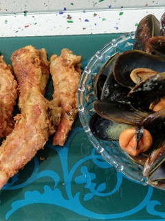 Una foto de Mejillones al vino verde con nata y salmonetes fritos