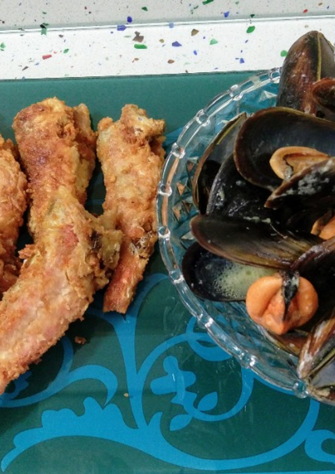 Una foto de Mejillones al vino verde con nata y salmonetes fritos