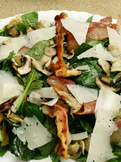 Una foto de Ensalada crujiente de espinacas