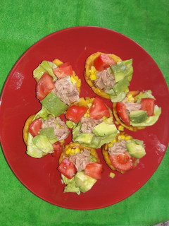 Una foto de Canasticas de plátanos relleno de ensalada de atún