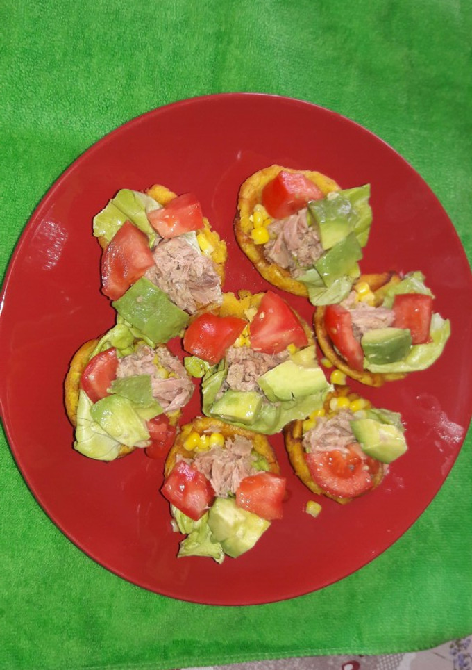 Una foto de Canasticas de plátanos relleno de ensalada de atún