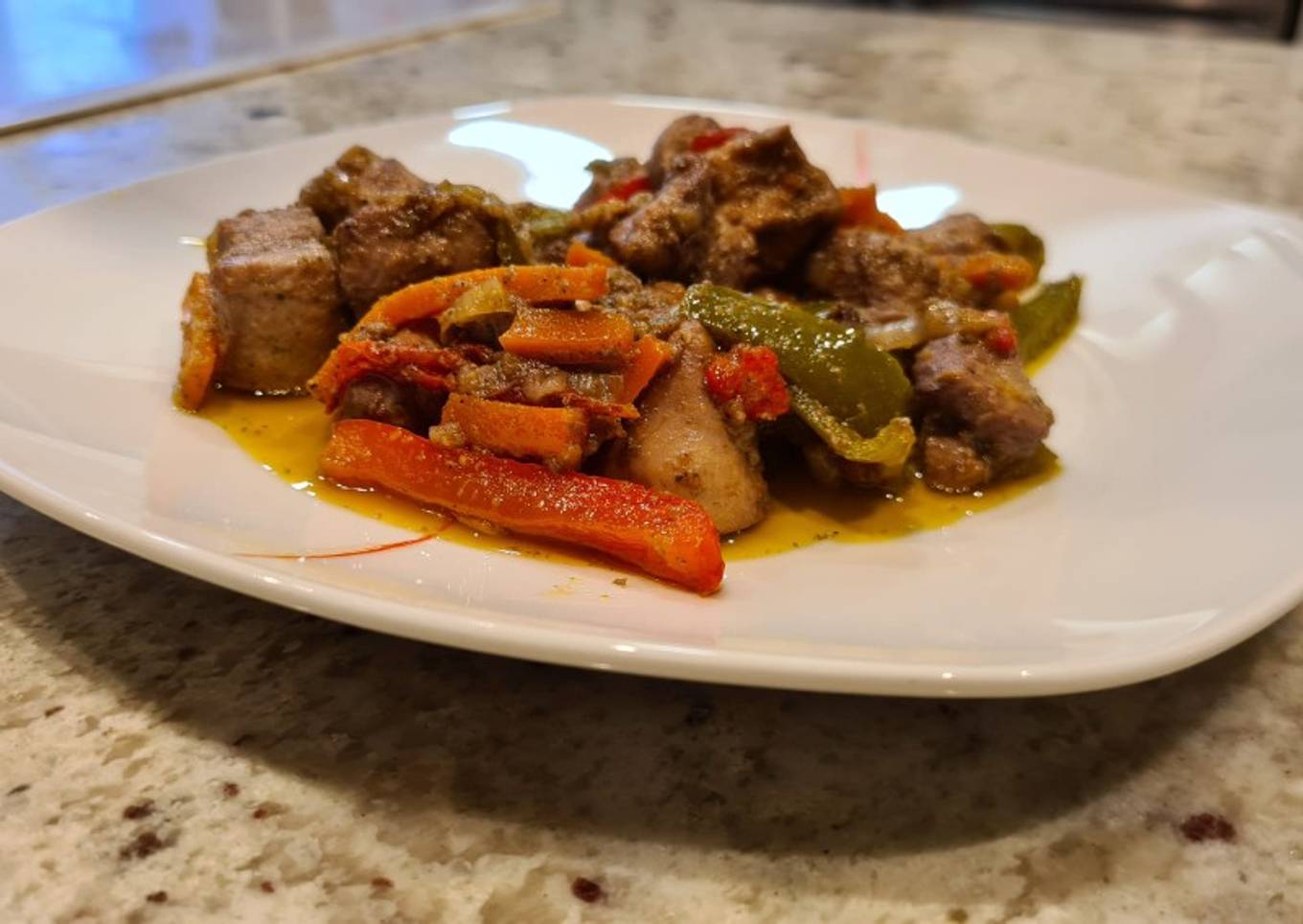 Salteado de pechuga de pavo adobada