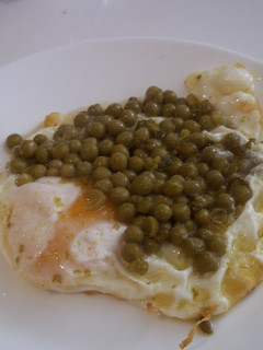 Una foto de Huevo frito con guisantes