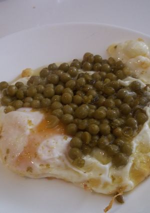 Foto principal de Huevo frito con guisantes