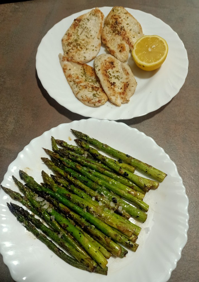 Una foto de Filetes de pollo a la plancha con trigueros