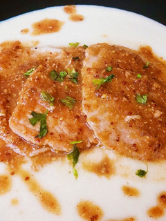 Una foto de Lomo en salsa de mostaza y miel sobre parmentier de patata y queso curado de oveja