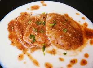 Foto principal de Lomo en salsa de mostaza y miel sobre parmentier de patata y queso curado de oveja