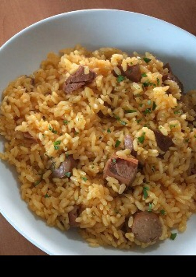 Una foto de Arroz con Salchichas