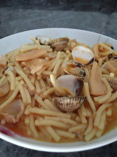 Una foto de Fideos con chipirones y berberechos frescos