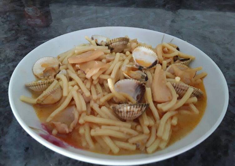 Fideos con chipirones y berberechos frescos