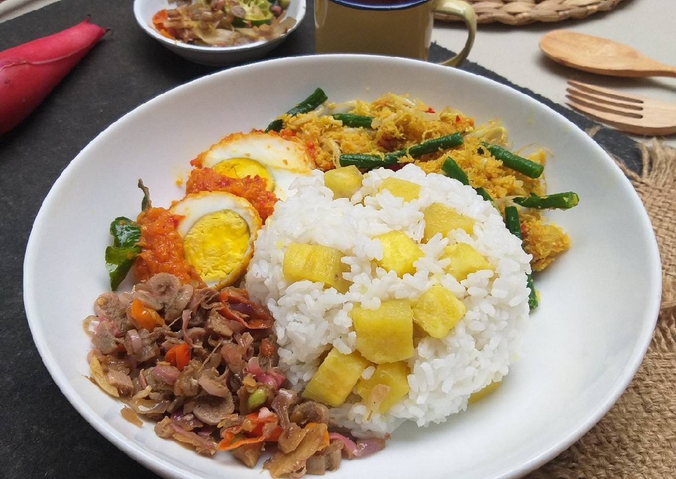 Nasi Sela Sambal Bongkot dan Urap Bumbu Genep (Khas Bali)