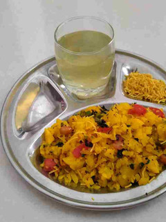 બટાકા પૌંઆ (Bataka Poha Recipe In Gujarati) રેસીપી મુખ્ય ફોટો