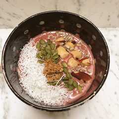 Una foto de Desayuno saludable: Bowl de frutos rojos con nueces y coco