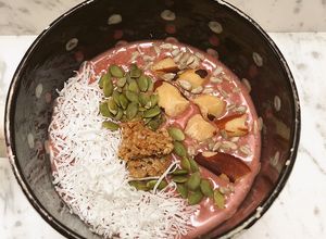 Una foto de Desayuno saludable: Bowl de frutos rojos con nueces y coco