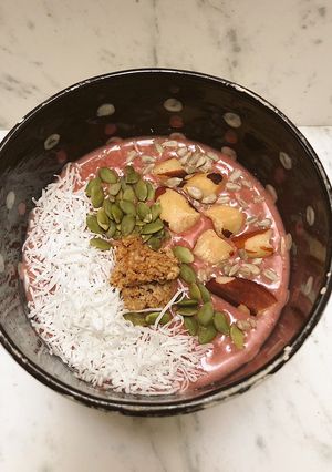 Una foto de Desayuno saludable: Bowl de frutos rojos con nueces y coco
