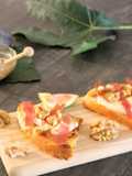 Crostino gourmet con sciroppo di fichi