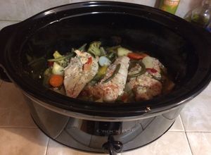 Una foto de Pollo a la cerveza con vegetales (Olla lenta)