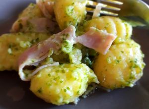 Rukkola pestós gnocchi prosciuttoval recept fotója