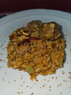 Una foto de Arroz con costillas adobadas con chimichurri, habitas, papada y tocineta