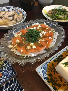 Una foto de Carpaccio de salmón estilo japonés