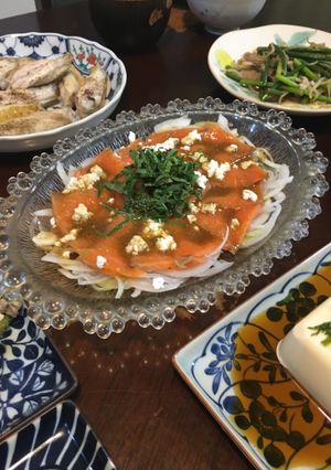 Una foto de Carpaccio de salmón estilo japonés