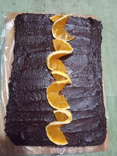 Una foto de Torta naranja, chocolate y crema