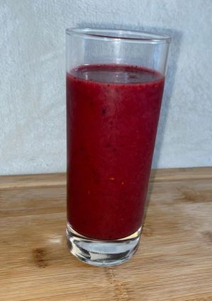 Une photo de Smoothie fruits rouges, mangues et raisins