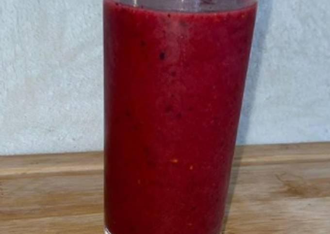 Smoothie fruits rouges, mangues et raisins