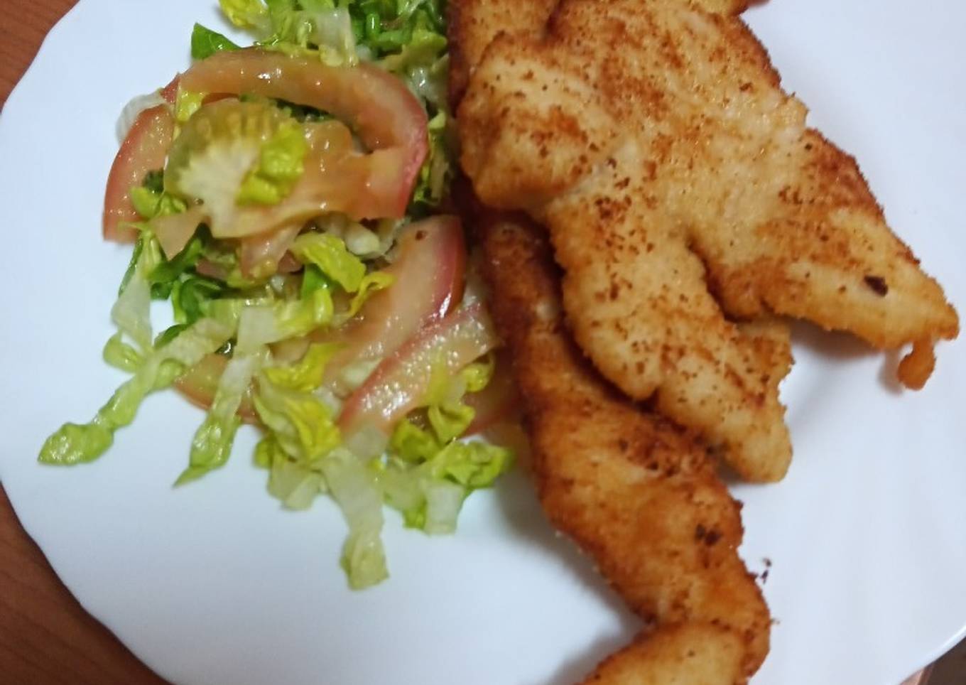 Pechuga empanada y frita con ensalada sencilla
