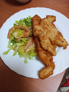 Una foto de Pechuga empanada y frita con ensalada sencilla