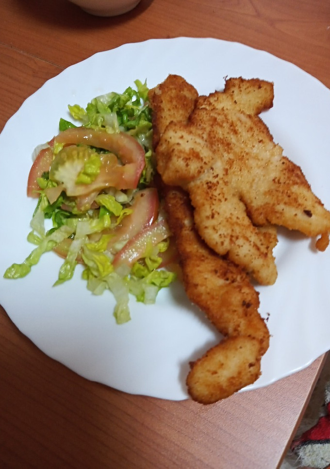 Una foto de Pechuga empanada y frita con ensalada sencilla