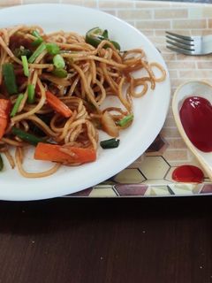 वेज हक्का नूडल्स (Veg hakka noodles recipe in hindi) रेसिपी मुख्य फोटो