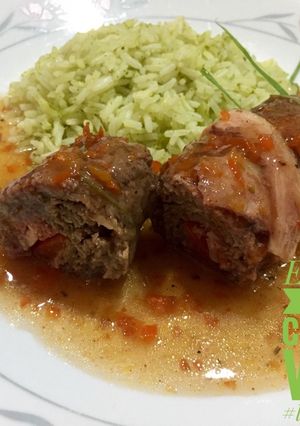 Una foto de Envoltini de Carne con Arroz Verde