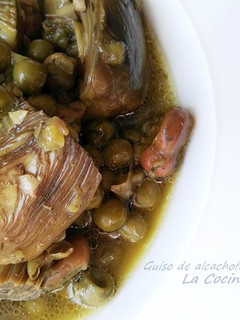Una foto de Guiso de alcachofas, habas y guisantes